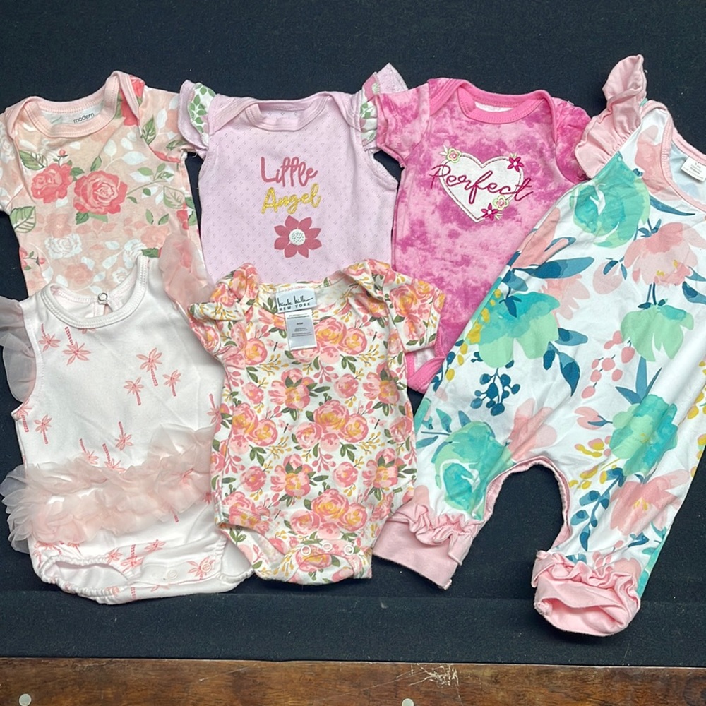 Bundle (6) onesies. Size 0 - 3 months. Different brands. See pictures!